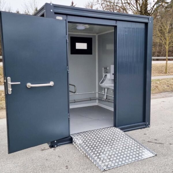 Contenedor sanitario accesible para personas con discapacidad, con rampa y agua caliente – RAL 7016